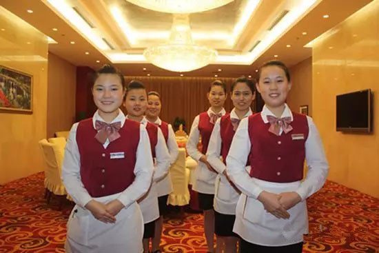 服务员这样待客,让顾客对餐厅十分好感