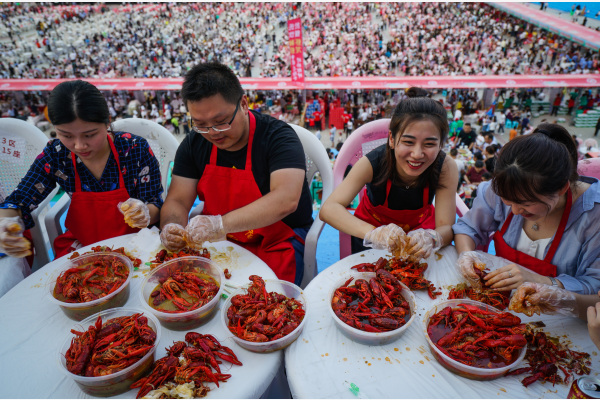 在江苏盱眙，食客在品尝小龙虾。新华社资料图