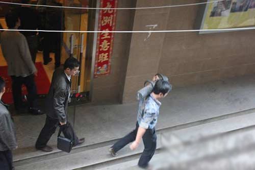住店纠纷 4男持枪劫持东湖一酒店老板司机(图)