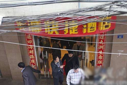 住店纠纷 4男持枪劫持东湖一酒店老板司机(图)