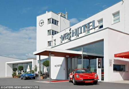 这座酒店名为“V8酒店” 这座酒店名为“V8酒店”