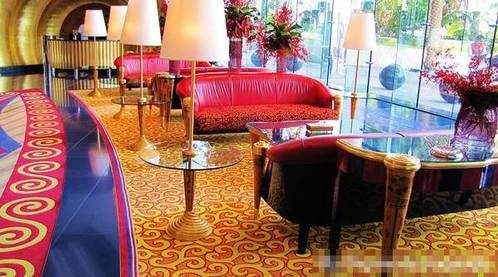 迪拜以奢华闻名世界，帆船酒店、沙漠滑沙、超豪华购物是迪拜旅游的三大卖点。目前，帆船酒店已不接受游客付费参观，游客可去酒店吃一顿自助餐，价格在1000元以上，顺便参观一下酒店。