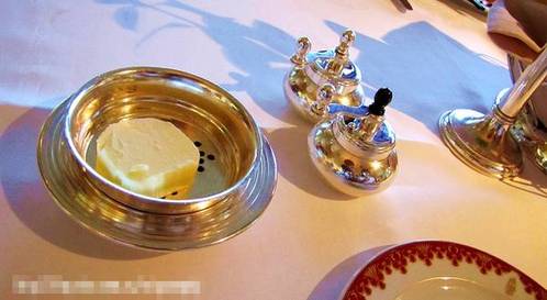 高档餐厅的银器是必不可少的！