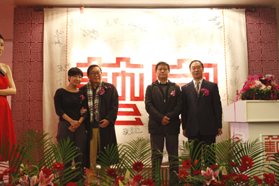 图为酒店开业到场嘉宾与梁董