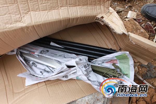 　　酒店工作人员在打扫卫生时发现的棍棒和刀具。(资料图)