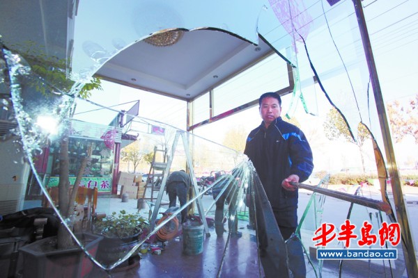看着被砸的店，朱青山十分痛心。记者 何毅