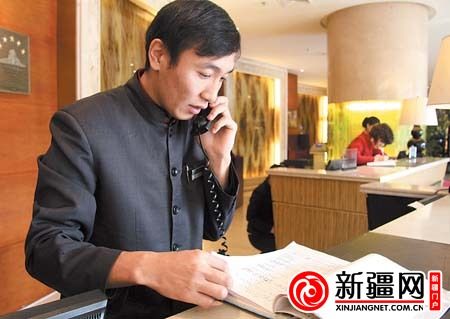 在南航明珠国际酒店，礼宾员沙木合尔·合力木汗正在核实客人的快递信息。（本报实习记者张秋婉摄）