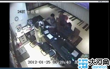 收银台前受害人被打