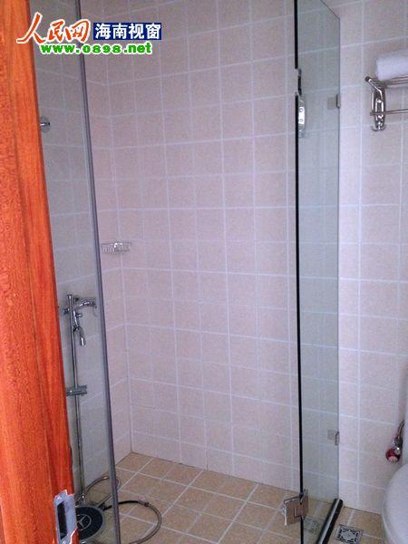 破碎的玻璃门(卢先生提供)