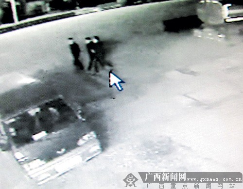 3名男子在来宾一宾馆门前盗车 女服务员吓退窃贼