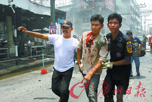 泰国也拉府一处商业区，伤者被紧急送往医院。