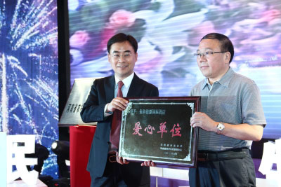 永和铂爵国际酒店董事长雷全有(右)向河南希望工程捐款1000万