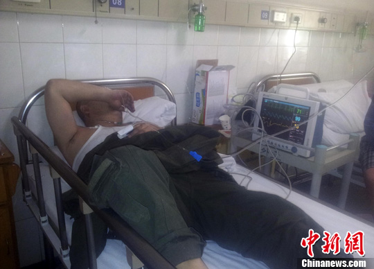 5月15日下午3点10分许，成都市成华区建设路沙河路边的甲壳商务酒店发生爆炸。图为伤者在医院接受救治。中新社发 安源 摄