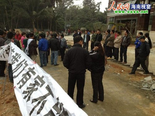 快讯：5农民工爬上文昌红树湾酒店楼顶讨薪