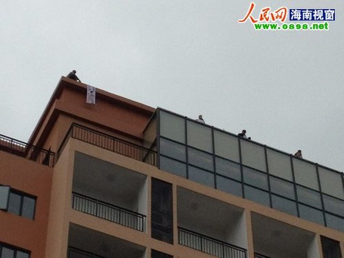 快讯：5农民工爬上文昌红树湾酒店楼顶讨薪