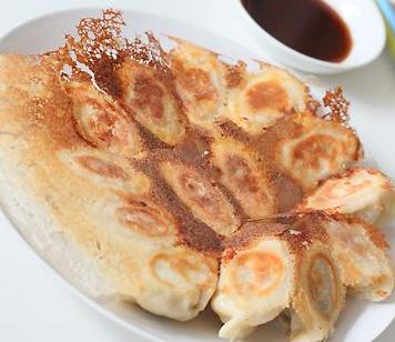 蒜黄鲜肉冰花煎饺的做法