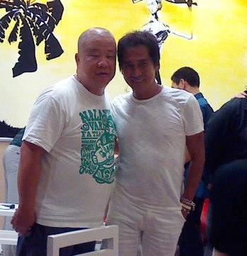 歌星齐秦低调造访傣妹火锅昆明店