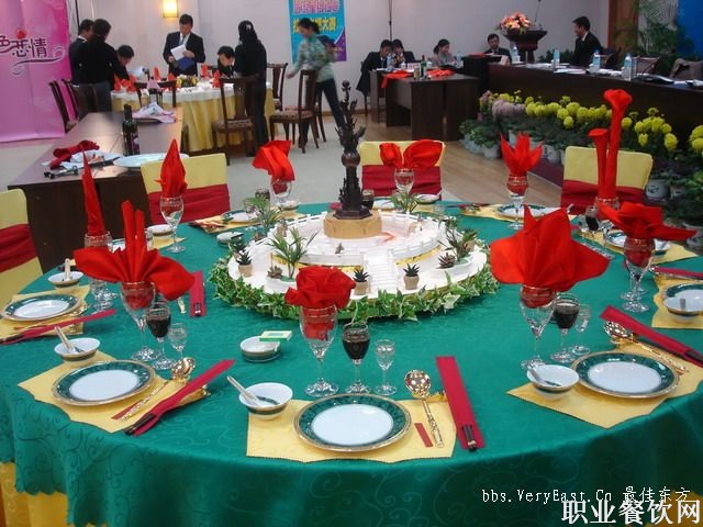 中餐摆台是把各种餐具按要求摆放在餐桌上